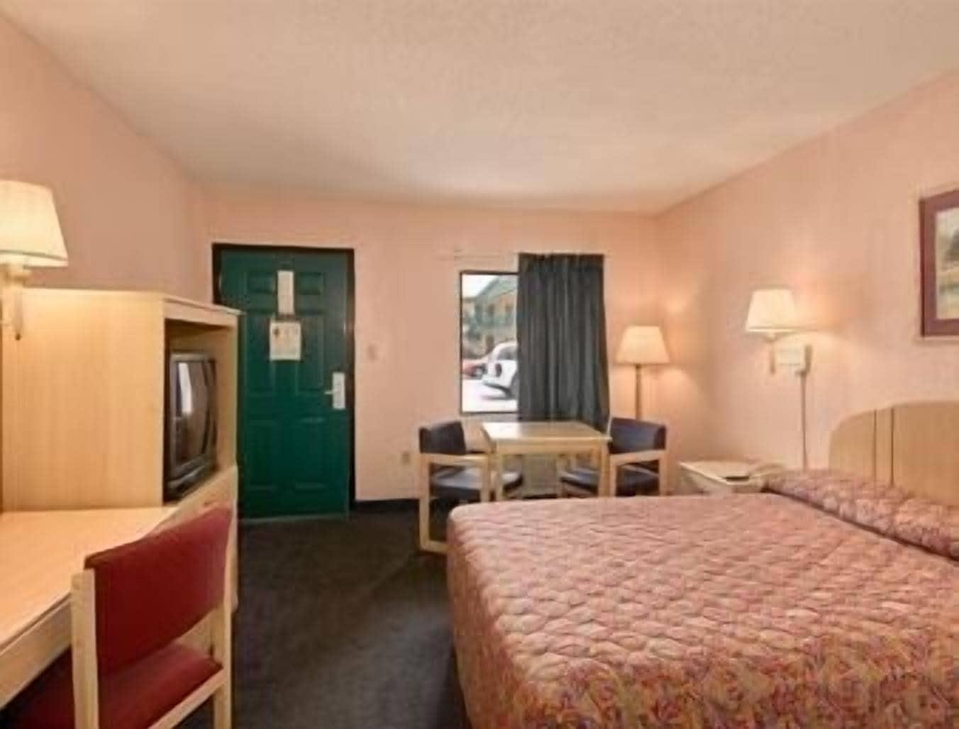 Super 8 By Wyndham Columbia Motel Room photo